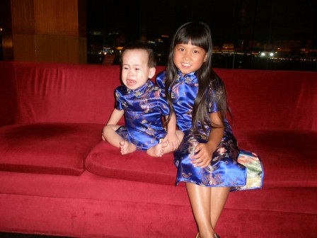 Kasen and Karis on the red couch